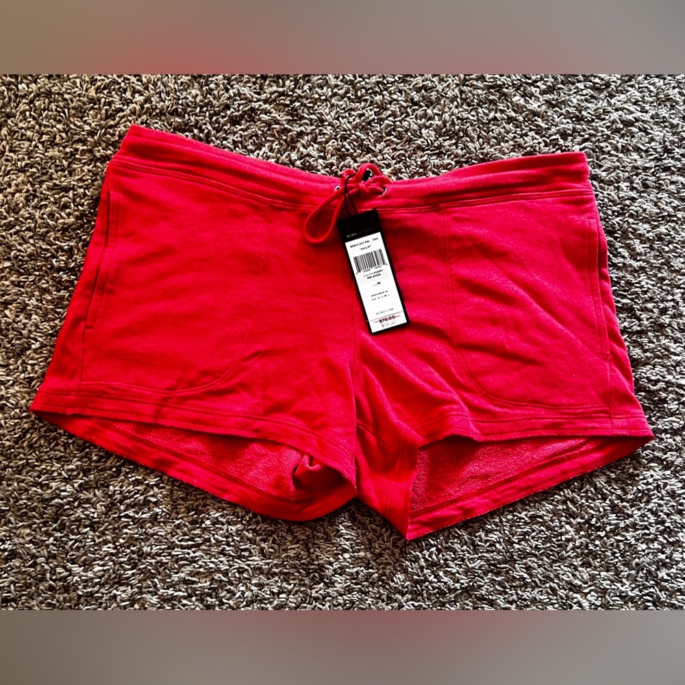 BCBGMaxAria
Women’s 
Red
Shorts 
Medium 
NWT
